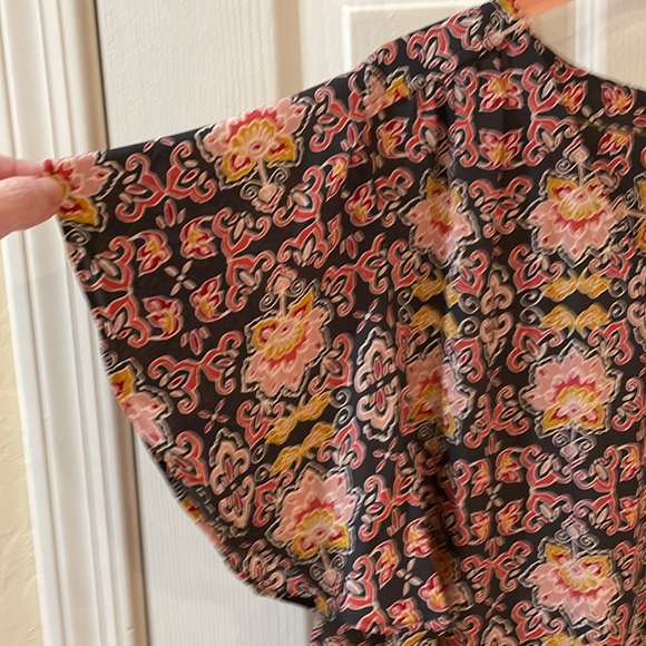 NWOT LOFT XLP Dark grey floral flutter sleeve blouse - Picture 3 of 6